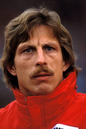 Christoph Daum hat ihn 1989 schon getragen und bis heute nicht wieder entfernt. Der "Oliba" gehört zum ehemaligen Trainer von Eintracht Frankfurt wie das Runde ins Eckige.
