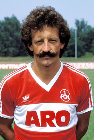 Herbert Heidenreich vom 1. FC Nürnberg trägt 1983 einen nach oben gezwirbelten Oberlippenbart. Der Stürmer steht 171 Mal für die Bayern auf dem Platz und erzielt 26 Treffer. Heute ist er Trainer vom TV 21 Büchenbach.