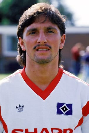 1987, zu seiner Zeit als Aktiver, trägt Bruno Labbadia noch einen Oberlippenbart. In seinem aktuellen Amt als Trainer vom VfB Stuttgart hat er sich von etwas Haarpracht befreit.