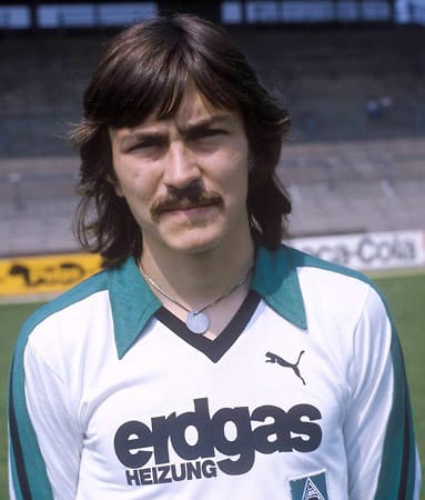 1977 trägt auch Ewald Lienen einen Schnauzer. Für Borussia Mönchengladbach bestreitet er insgesamt 241 Liga-Spiele, in denen er 36 Treffer erzielt.