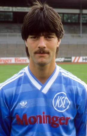 1984 ist auch Bundestrainer Joachim Löw nicht gegen die Versuchung des Oberlippenbärtchens gefeit.