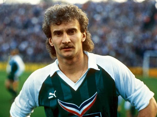 Rudi Völler wird ihn einfach nicht mehr los. Ob es nun das Jahr 1986 oder 2011 ist. Der Sportdirektor von Bayer Leverkusen bleibt seinem Oberlippenbart treu. Lediglich die Frisur und Haarfarbe verändern sich leicht.