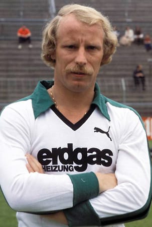 Mittlerweile hat sich der Nationaltrainer von Aserbaidschan von seinem Oberlippenbart getrennt. 1978 trägt Berti Vogts ihn aber noch stolz mitsamt Kettchen.