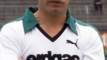 Mittlerweile hat sich der Nationaltrainer von Aserbaidschan von seinem Oberlippenbart getrennt. 1978 trägt Berti Vogts ihn aber noch stolz mitsamt Kettchen.