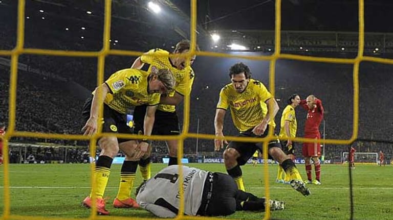 Der Moment, der alle Zweifel über die Saison 2011/2012 beseitigte: Dortmunds Torhüter Roman Weidenfeller hält den Elfmeter von Bayerns Arjen Robben. Der BVB gewinnt das Spitzenspiel gegen Verfolger München mit 1:0 und hat nach dem 30. Spieltag satte sechs Punkte Vorsprung.