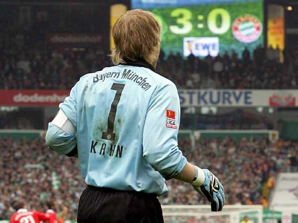 Auch so herum kann's laufen: Fünf Spieltage vor Ende der Saison 2005/2006 kassiert der FC Bayern beim ärgsten Rivalen Werder Bremen eine 0:3-Klatsche. Trotzdem hält Oliver Kahn am Ende die Schale hoch - und Werder wird als erste Mannschaft der Liga-Geschichte mit 70 Punkten kein Meister.