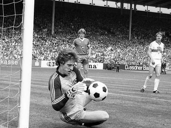 Ein echtes Endspiel beendet die Saison 1983/84. Allerdings benötigt der Hamburger SV ein 7:0 in Stuttgart, um den VfB noch abzufangen. Das gelingt nicht ganz, nach dem 1:0-Sieg geht das Team um Torhüter Uli Stein als Vizemeister in den Sommerurlaub.