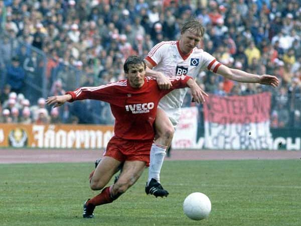 Fünf Spieltage vor Ende der Saison 1981/82 kommt es in München zum Showdown zwischen Bayern und Hamburg. Dremmler und Co. haben den HSV zunächst im Griff, liegen schon 3:1 vorne und nur noch einen Punkt hinter dem Spitzenreiter. Doch der spätere Meister schlägt in einer denkwürdigen Aufholjagd zurück. Mit dem Schlusspfiff gelingt Horst Hrubesch der 4:3-Siegtreffer.
