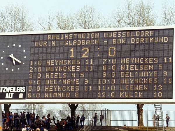 Unfassbare zwölf Tore gelingen Borussia Mönchengladbach am letzten Spieltag der Saison 1977/78 gegen Borussia Dortmund. Obwohl die Fohlen punktgleich mit dem 1. FC Köln an der Spitze liegen, reicht das Ergebnis nicht zum Titel. Denn der rheinische Rivale gewinnt gleichzeitig mit 5:0 bei St. Pauli und hat am Ende die Nase denkbar knapp mit drei Toren vorn.