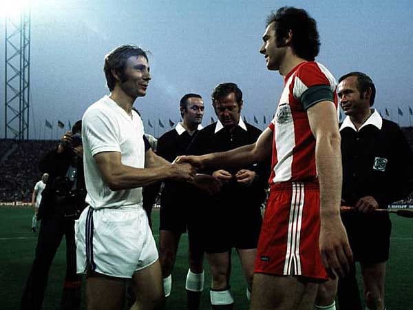 Auch 1972 gibt es ein echtes Endspiel um den Titel. Mit einem Sieg in München könnten Stan Libudas Schalker Meister werden. Aber der FC Bayern um Nationalmannschaftskapitän Franz Beckenbauer zeigt keine Nerven und fährt die Meisterschaft mit einem 5:1 locker ein.