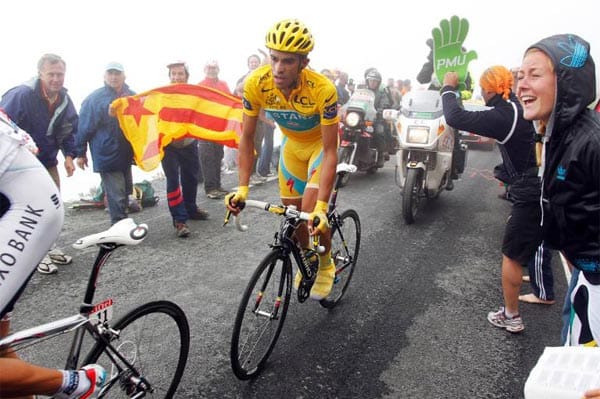 22. Juli 2011: Als ihm im Anstieg nach L'Alpe d'Huez Fans zu nahe rücken, rastet Alberto Contador aus. Einem aufdringlichen Zuschauer, der im Chirurgen-Outfit nebenher läuft, schlägt der Spanier mit der Faust ins Gesicht. Contador bleibt straffrei.