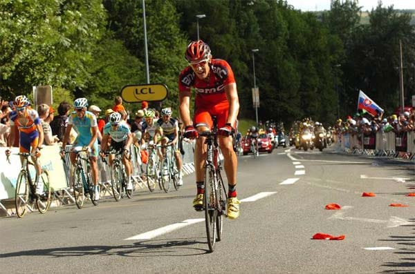 14. Juli 2007: Marcus Burghardt kommt auf der 7. Etappe nach Le Grand-Bornand buchstäblich auf den Hund: Ein 30 kg schwerer Golden Retriever überquert seelenruhig die Fahrbahn, läuft Burghardt vor das Vorderrad. Am Rad entsteht Sachschaden, der Vierbeiner und der gestürzte Fahrer kommen mit dem Schrecken davon.