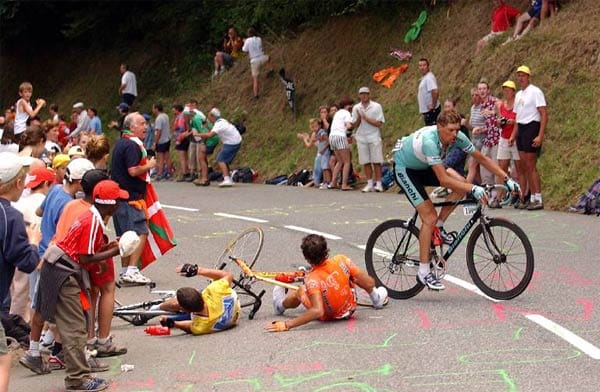 21. Juli 2003: In den Pyrenäen belauern sich Lance Armstrong, Jan Ullrich und Iban Mayo. Als Armstrong gerade das Tempo verschärft, bleibt er mit dem Lenker in der Schnur eines gelben Stoffsackes hängen, den ein Fan zu weit in die Straße hält. Armstrong stürzt, Mayo fällt über ihn, Ullrich kann ausweichen. Der Amerikaner muss das Rad tauschen, Ullrich und Mayo warten. Kaum hat er wieder aufgeschlossen, attackiert Armstrong und gewinnt souverän.