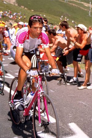 14. Juli 1999: Auf der 10. Tour-Etappe stürmt Telekom-Profi Giuseppe Guerini in Führung liegend dem Ziel im legendären L'Alpe d'Huez entgegen. Plötzlich steht ein Hobby-Fotograf auf dem Mittelstreifen, rammt Guerini vom Rad. Der Italiener rappelt sich auf und siegt.