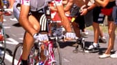 14. Juli 1999: Auf der 10. Tour-Etappe stürmt Telekom-Profi Giuseppe Guerini in Führung liegend dem Ziel im legendären L'Alpe d'Huez entgegen. Plötzlich steht ein Hobby-Fotograf auf dem Mittelstreifen, rammt Guerini vom Rad. Der Italiener rappelt sich auf und siegt.