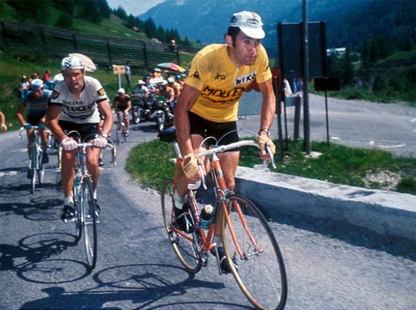 14. Juli 1975: Im Anstieg zum Puy de Dome kämpft der große Eddy Merckx um seinen sechsten Gesamtsieg, als ein Fan dem in Frankreich nicht gerade beliebten Merckx einen Leberhaken verpasst. Der "Kannibale" verfehlt Etappen- und Tourerfolg. Der Schläger wird ermittelt und zu einer symbolischen Geldstrafe von einem Franc verurteilt.