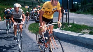 14. Juli 1975: Im Anstieg zum Puy de Dome kämpft der große Eddy Merckx um seinen sechsten Gesamtsieg, als ein Fan dem in Frankreich nicht gerade beliebten Merckx einen Leberhaken verpasst. Der "Kannibale" verfehlt Etappen- und Tourerfolg. Der Schläger wird ermittelt und zu einer symbolischen Geldstrafe von einem Franc verurteilt.
