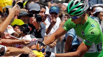 Schaulaufen vor dem Start der 15. Etappe: Bei herrlichem Wetter verteilt der Gesamt-Dritte Vicenzo Nibali fleißig Autogramme. Die Stimmung vor dem Start in Samatan ist hervorragend.