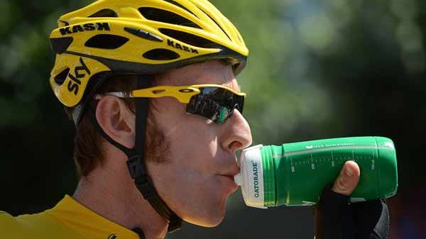 Bei dem sonnigen Wetter ist es wichtig, viel zu trinken. Diese Maxime beherzigt auch der Mann in Gelb, Bradley Wiggins. Immerhin gilt es 158,5 Kilometer zu überwinden.