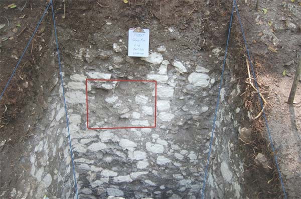 Erst jetzt entdeckten Archäologen einen Staudamm, der zu einem ausgeklügelten Wasserspeichersystem gehörte. An der rot umrandeten Stelle lag einst ein jetzt mit Steinen verstopftes Schleusentor. Mit einfachsten Werkzeugen schufen die Maya ein erstaunlich effektives System. Schon vor 1700 Jahren filterten sie ihr Trinkwasser.