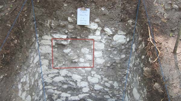 Erst jetzt entdeckten Archäologen einen Staudamm, der zu einem ausgeklügelten Wasserspeichersystem gehörte. An der rot umrandeten Stelle lag einst ein jetzt mit Steinen verstopftes Schleusentor. Mit einfachsten Werkzeugen schufen die Maya ein erstaunlich effektives System. Schon vor 1700 Jahren filterten sie ihr Trinkwasser.