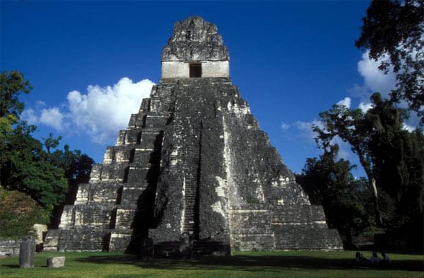 Im Zentrum von Tikal ist ein zentraler Platz, auf dem sich zwei Tempel gegenüberstehen: Der Tempel des großen Jaguar...