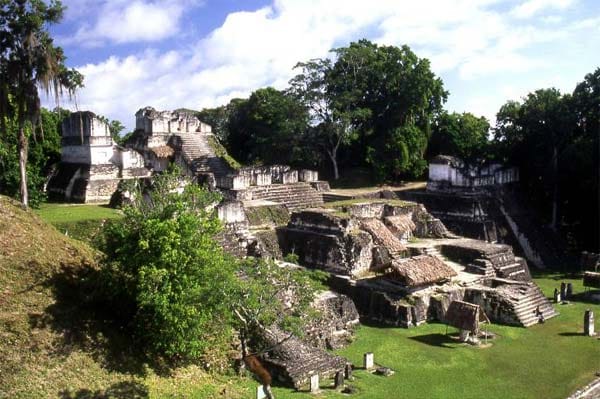 Der Platz wird zusätzlich von der Nord- und der Zentralakropolis eingerahmt. Das Foto zeigt die Ruine der Nordakropolis. Sie symbolisiert den Himmel: Dort wurden die Herrscher Tikals begraben.