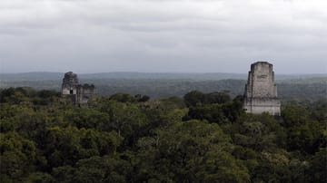 Die antike Maya-Stadt Tikal liegt in den Regenwäldern des Petén im Norden von Guatemala. Sie ist eine der bedeutendsten und am besten erforschten Städte der Maya-Periode. Im zweiten Jahrhundert begann die städtische Entwicklung. Die Maya bauten Tempel und Paläste.