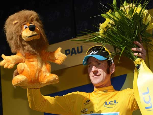 Nach der Etappe wird dann auch Bradley Wiggins noch einmal geehrt. Der Träger des "maillot jaune" behält das Gelbe Trikot natürlich. Darüber hinaus gibt es für den 32-jährigen Briten einen Löwen und einen Straß Blumen als Präsent.