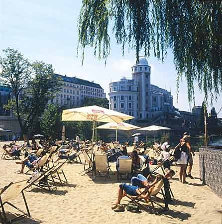 Auf 6000 Quadratmetern erstreckt sich am Wiener Donaukanal eine der besten Strandlandschaften Europas.