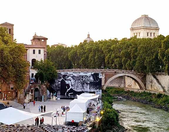 Rom: Von Mitte Juni bis Anfang September wird am Tiberufer eine bunte Mischung aus Kultur, Spaß und Dolce vita geboten.