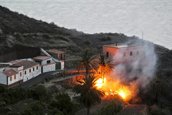 Seit Sonntag lodert ein Feuer auf La Gomera nahe Vallehermoso im Norden der Insel.