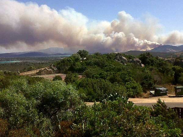 Auch auf Mittelmeerinseln wüten Waldbrände: Nach dem Feuersturm im Norden Sardiniens sind jetzt Busch- und Waldbrände im Süden der italienischen Insel ausgebrochen. Im Bild: das betroffene Gebiet zwischen San Teodoro und Padru.
