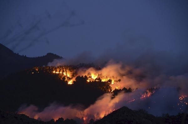 Waldbrände auch auf La Palma: Insgesamt sind acht Löschtrupps, 125 Feuerwehrleute, Techniker und zwei Hubschrauber an der Löschaktion auf La Palma beteiligt. Von der Inselregierung ist die Alarmstufe Eins aktiviert worden.