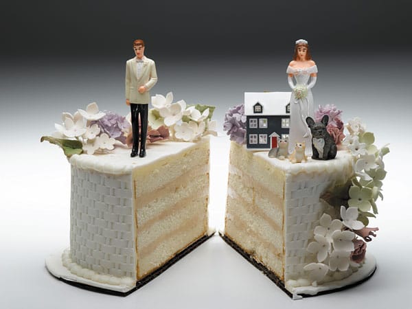 Wer bei der Scheidung welches Stück des Kuchens abbekommt, muss bereits im Vorfeld des "Scheidungs-Wochenendes" geklärt sein.