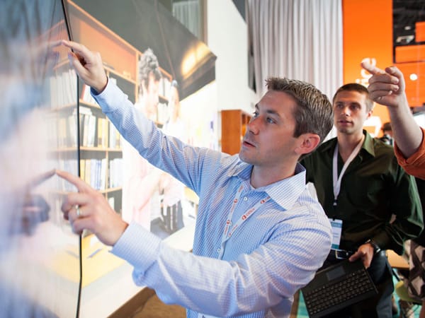 Ein Microsoft-Mitarbeiter demonstriert die Stärken der neuen Benutzeroberfläche von Office 2013 auf einem Touchscreen.