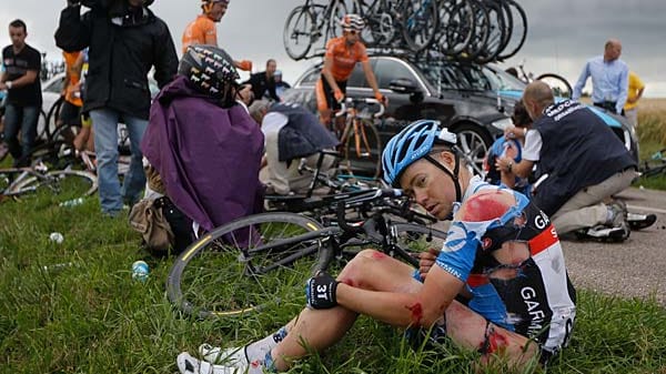 Sturzopfer: Tom Danielson kugelte sich bei der Tour gleich zweimal die Schulter aus. Nach diesem Unfall auf der sechsten Etappe war für den Amerikaner Schluss.