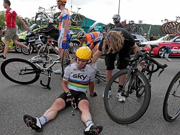 Weltmeister im Pech: Mark Cavendish stürzte nicht nur, sondern findet sich auf in ungewohnter Helferrolle.