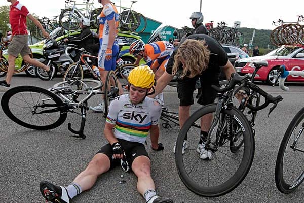 Auf dem Boden der Tatsachen: Auch Mark Cavendish stürzte bei der Tour schon und muss sich zudem als Helfer für das Gelbe Trikot aufreiben.