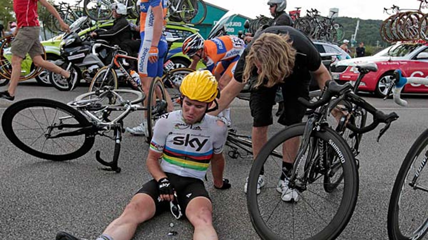 Auf dem Boden der Tatsachen: Auch Mark Cavendish stürzte bei der Tour schon und muss sich zudem als Helfer für das Gelbe Trikot aufreiben.