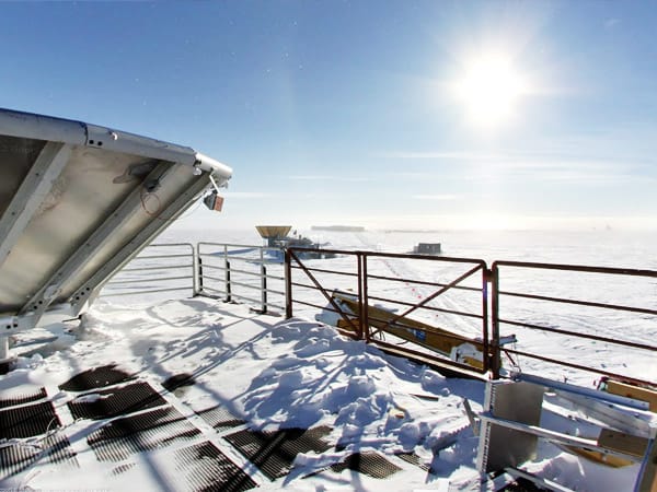 Das South Pole Telescope am Südpol.