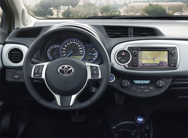 Blick ins Cockpit des Toyota Yaris Hybrid.