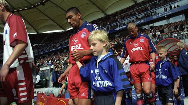 Anspannung auch bei den Bayern. Der Rekordmeister um Giovane Elber und Carsten Jancker (re.) darf in Hamburg nicht verlieren, dann hat man die Meisterschaft im Sack.