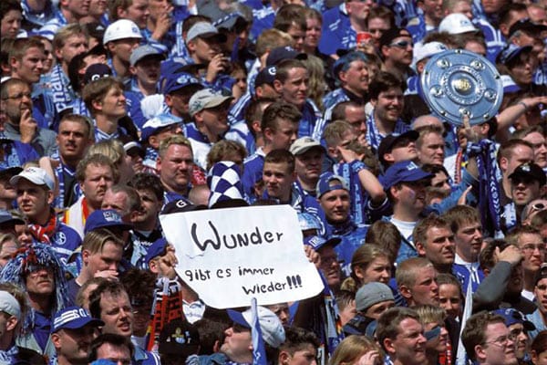 Hoffnungsvolle Erwartung bei den Schalker Anhängern. Der Glaube an das Wunder ist im Parkstadion allgegenwärtig.