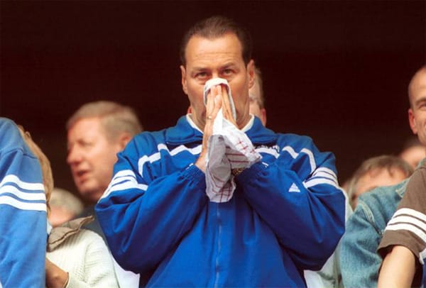 Selbst der "Knurrer von Kerkrade", Schalke-Coach Huub Stevens, kann die Tränen der Enttäuschung nicht verbergen.