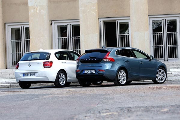 Beide Autos sind die Einstiegsmodelle bei den Diesel-Motoren. Der BMW 116d kostet 25.950 Euro, der Volvo V40 D2 ist für 24.980 Euro zu haben.