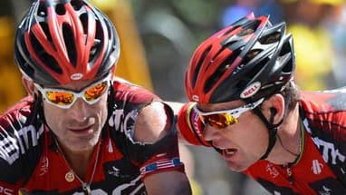 Ein Bild, das Bände spricht: Cadel Evans (re.) und George Hincapie völlig entkräftet und ramponiert.