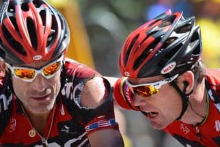 Ein Bild, das Bände spricht: Cadel Evans (re.) und George Hincapie völlig entkräftet und ramponiert.