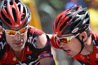 Ein Bild, das Bände spricht: Cadel Evans (re.) und George Hincapie völlig entkräftet und ramponiert.