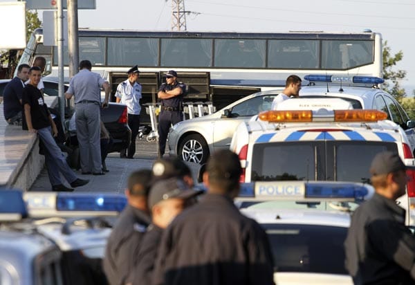 Augenzeigen berichten, dass kurz vor der Explosion eine Person in den Bus eingestiegen sei - möglicherweise ein Selbstmordattentäter. Augenzeigen berichten, dass kurz vor der Explosion eine Person in den Bus eingestiegen sei - möglicherweise ein Selbstmordattentäter.